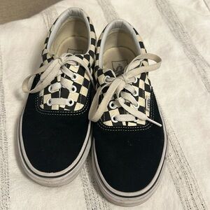 Vans tennis women’s size 6 1/2 color, black and white used in good conditions